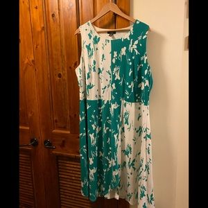 ALFANI green and white sleeveless floral dress